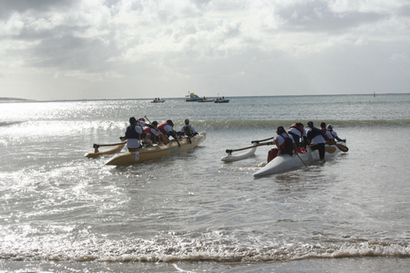 Le dpart de la Vende Va'a, ce matin  la base de mer des Sables. Deux quipes vont parcourir 100 km en deux jours, en pirogue.